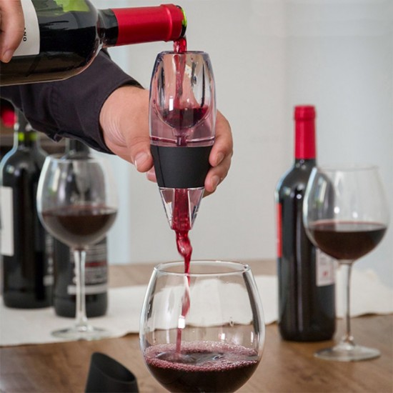 Decantor pentru maximizarea gustului si proprietatile vinului Decantor pentru maximizarea gustului si proprietatile vinului